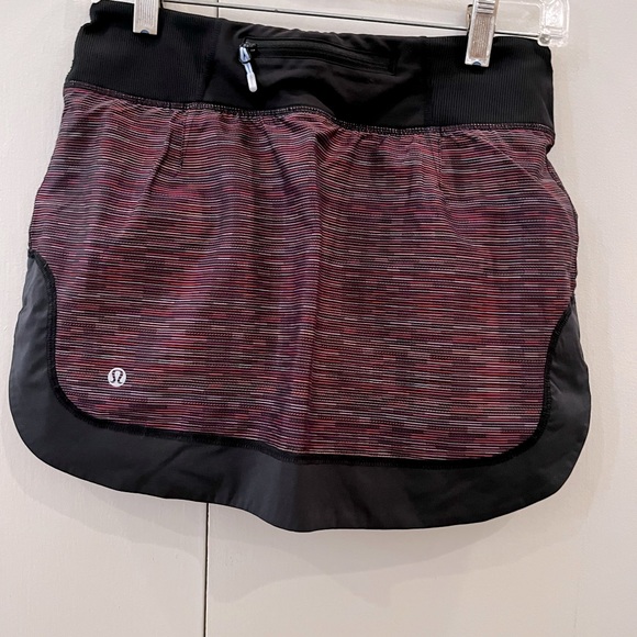 LULULEMON MULTI PURPLE AND BLACK PATTERN SKORT - Picture 2 of 7